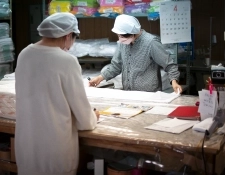 タオルの検品・折りたたみ作業